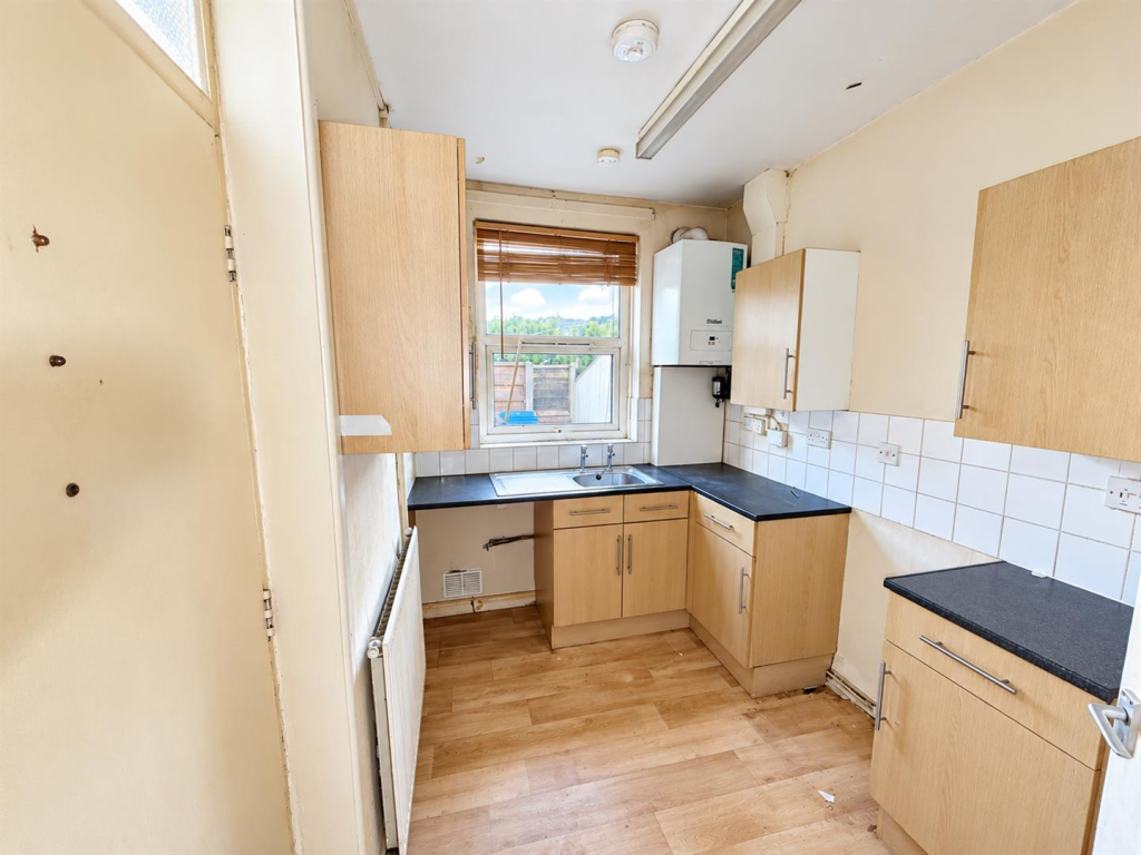House in Oldham, Wood End, Shaw - More