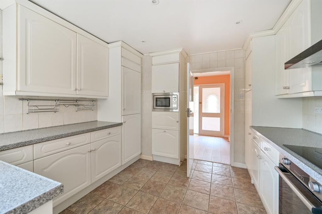 House in Reading, Tilehurst - More