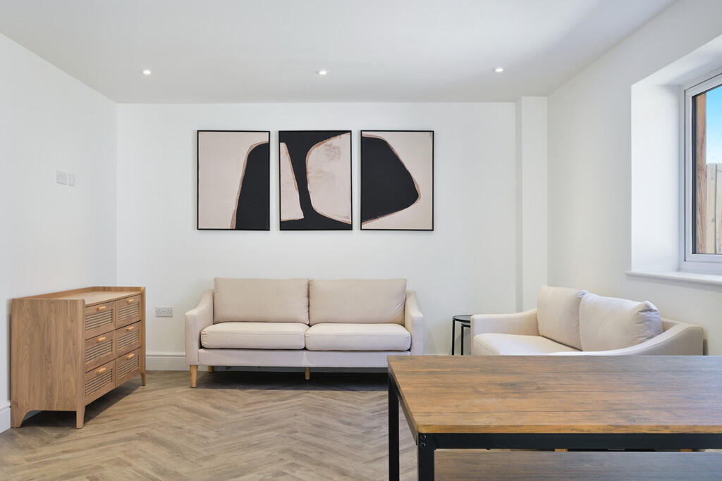 House in Reigate and Banstead, Salfords and Sidlow - More