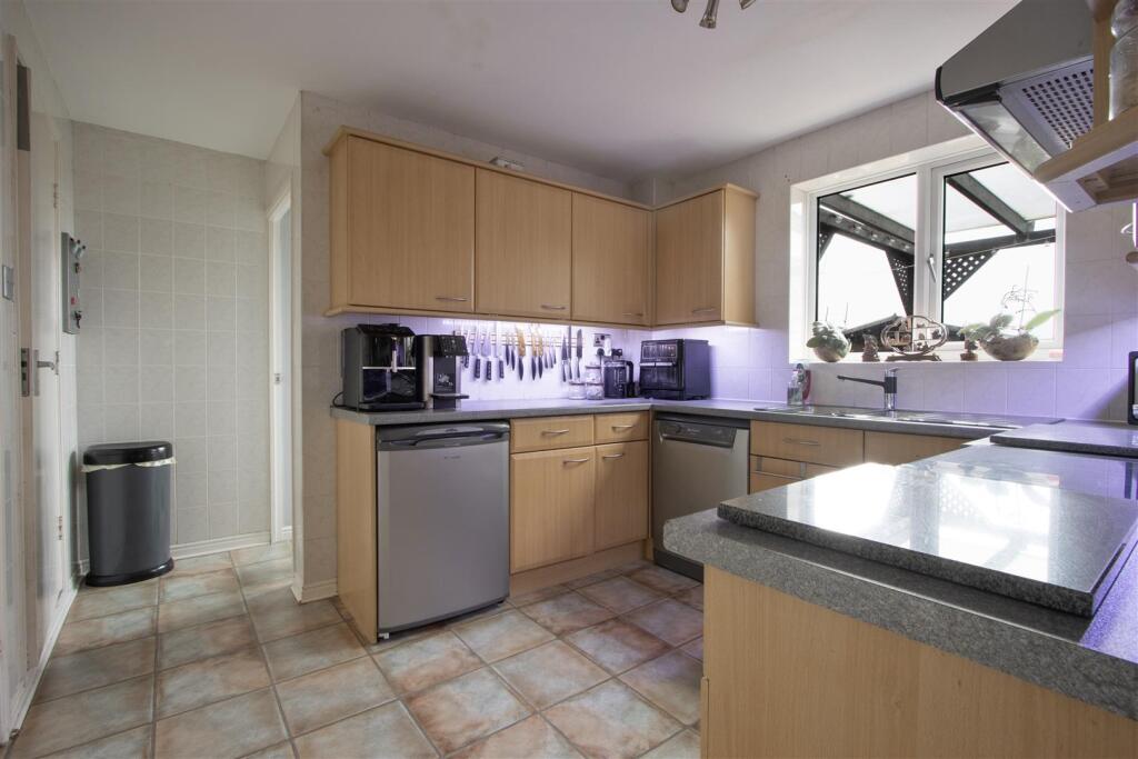 Hedley Drive, Brimington, Chesterfield photo 3