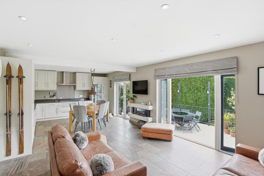 House in Sutton - View 2