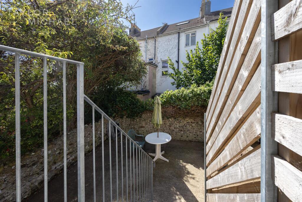 6 bedroom terraced house for rent