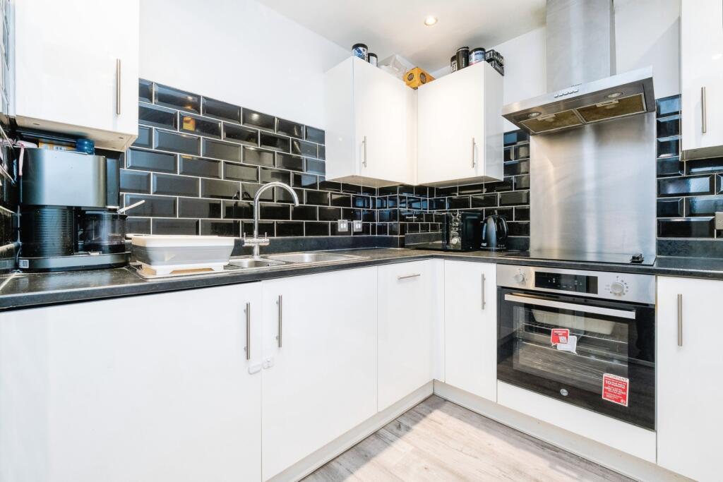 Apartment in Barking, Thames View - View 2