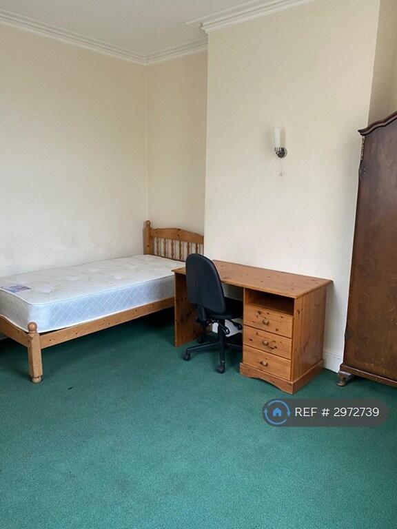 Apartment in Sheffield, Broomfield, Broomhall - More