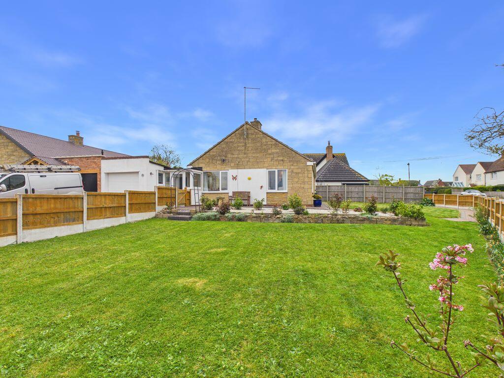 Main image of property: Checketts Close, Pinvin