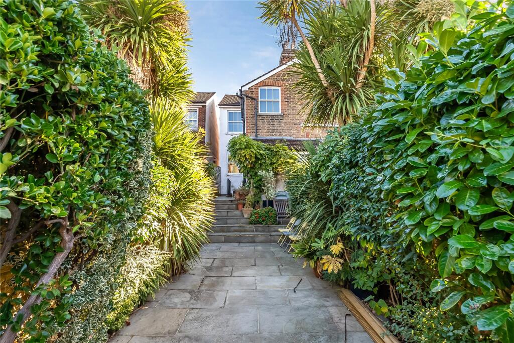 House in Guildford, Surrey - View 4