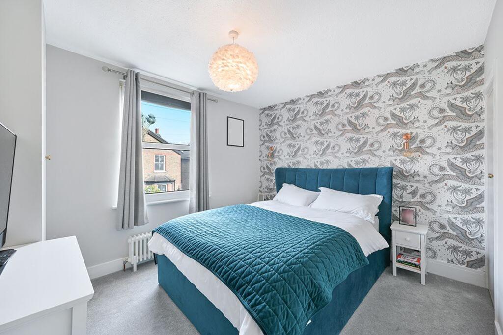 House in London, Royal Borough of Kingston upon Thames - More