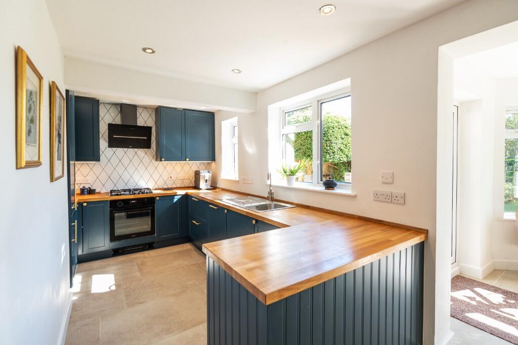 Horley, RH6  photo 3