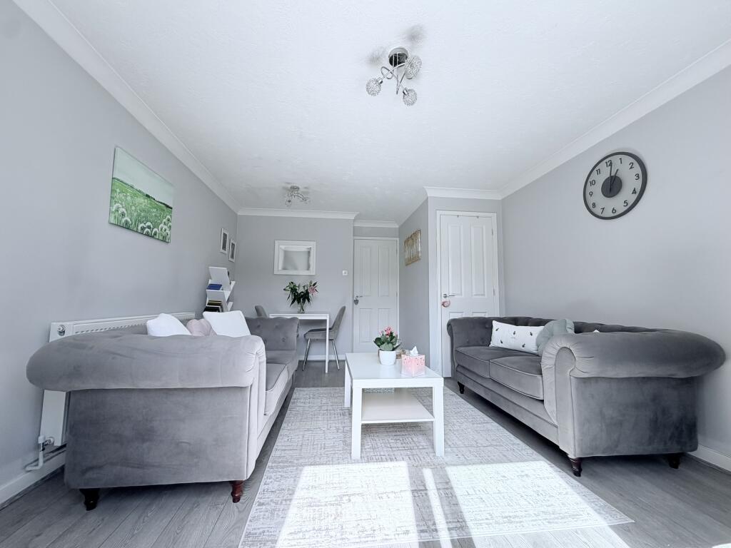 House in Southend-on-Sea - More