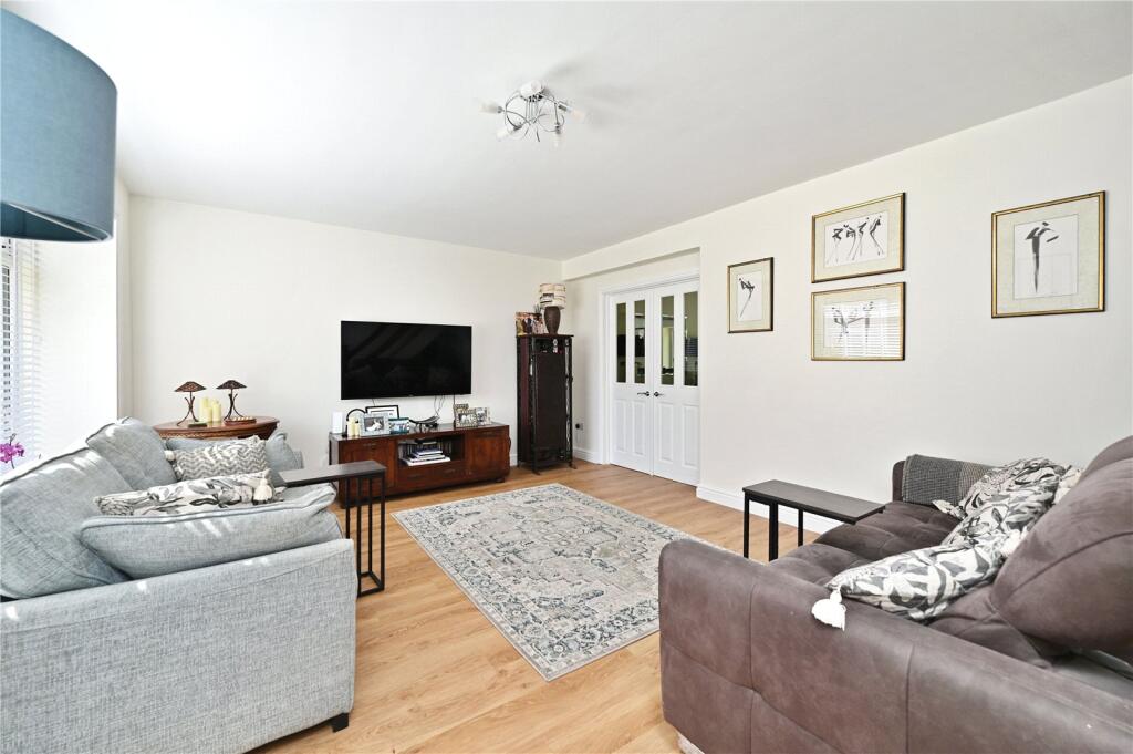 House in Surrey Heath, Heatherside - View 3