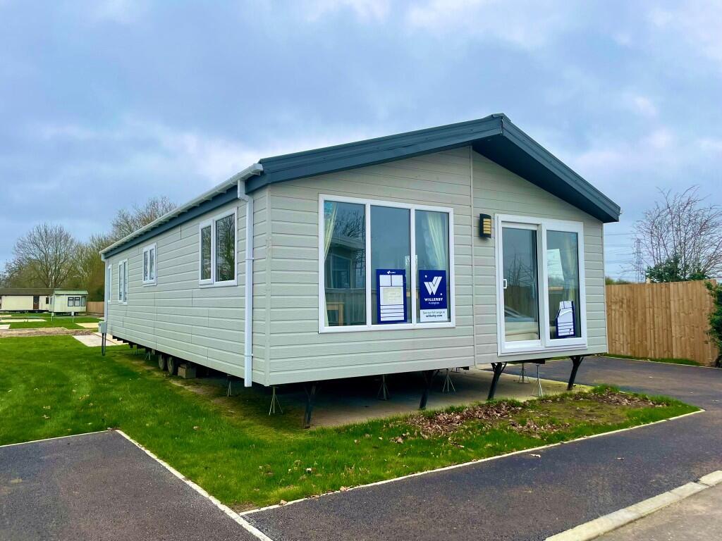 2-bed caravan on Clearwater Lodge, Manor House Holiday Park Church Laneham, Nottinghamshire, £90,000