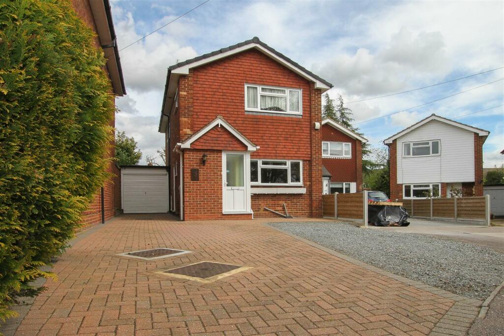 3-bed detached on Kiln Field, Hook End, Brentwood, £525,000