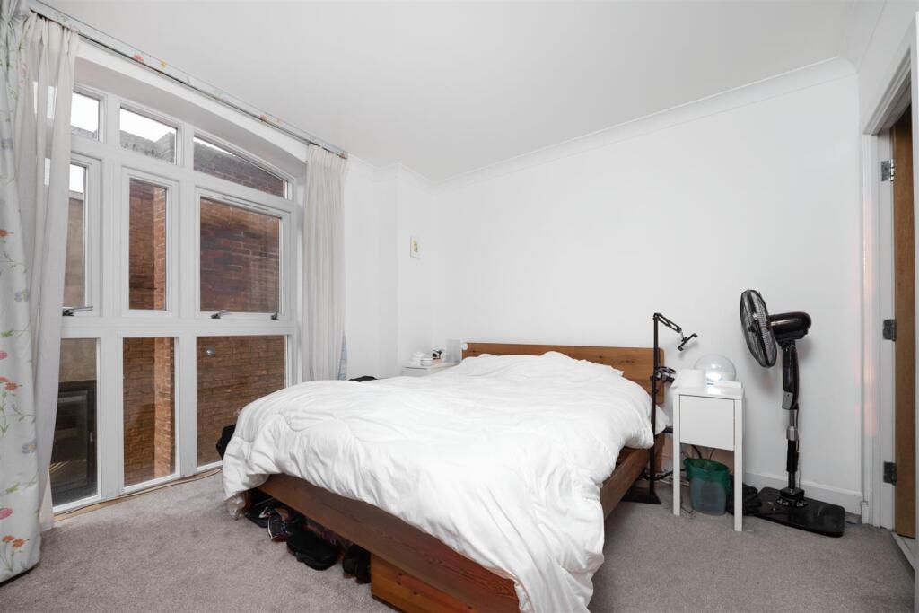 10 High Timber Street, London photo 3