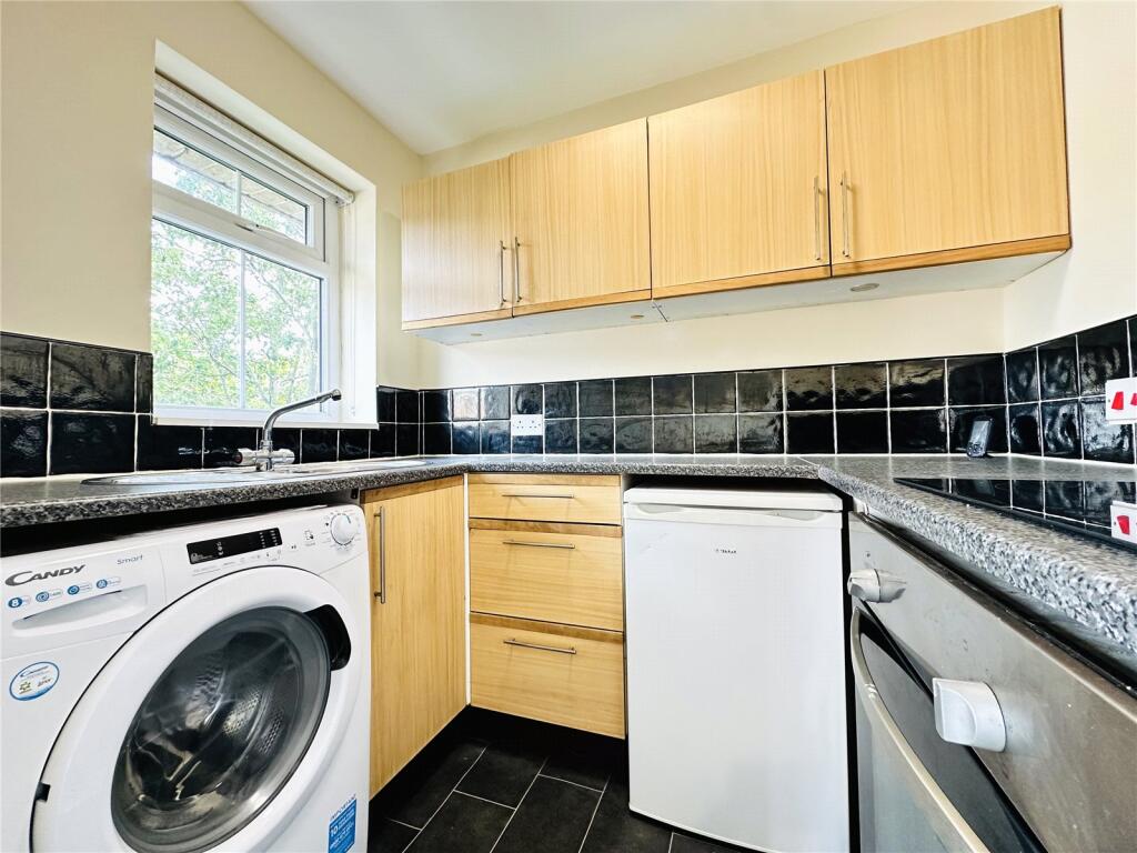 Apartment in Leeds, Hawksworth - View 3