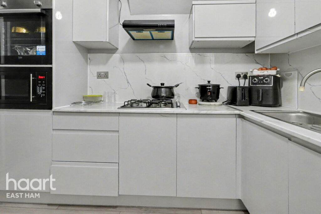 Apartment in London, East Ham - View 3