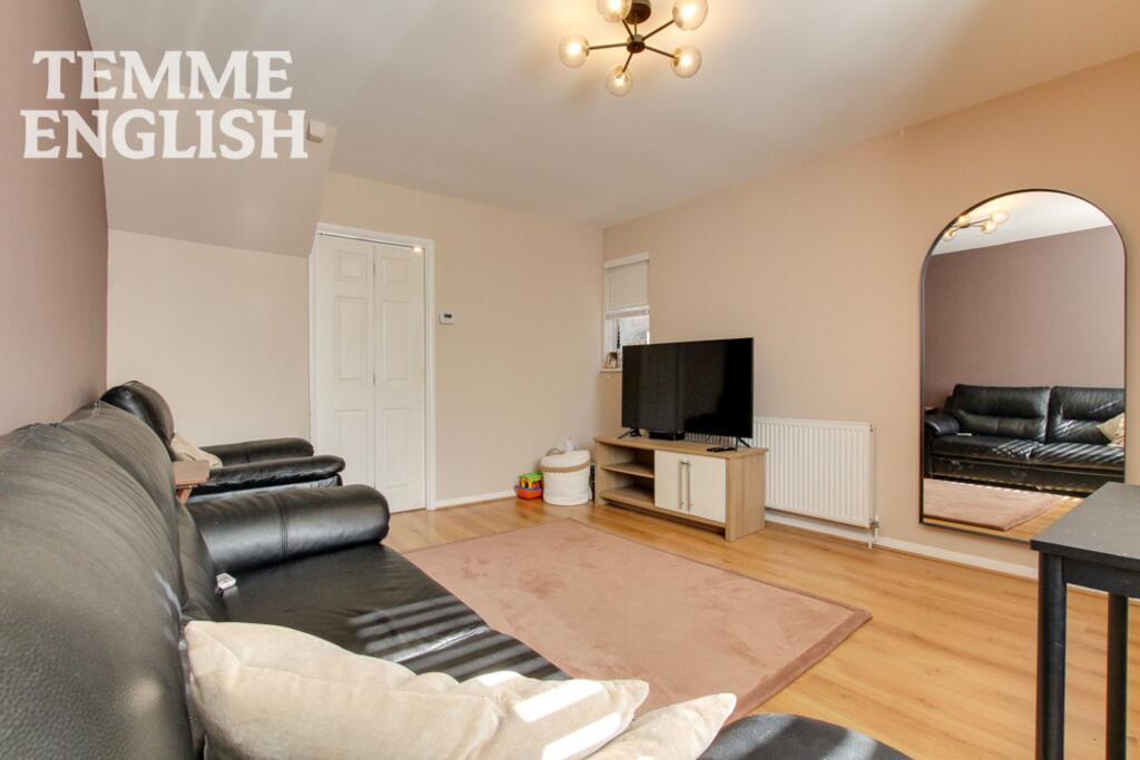 House in Southend-on-Sea - More