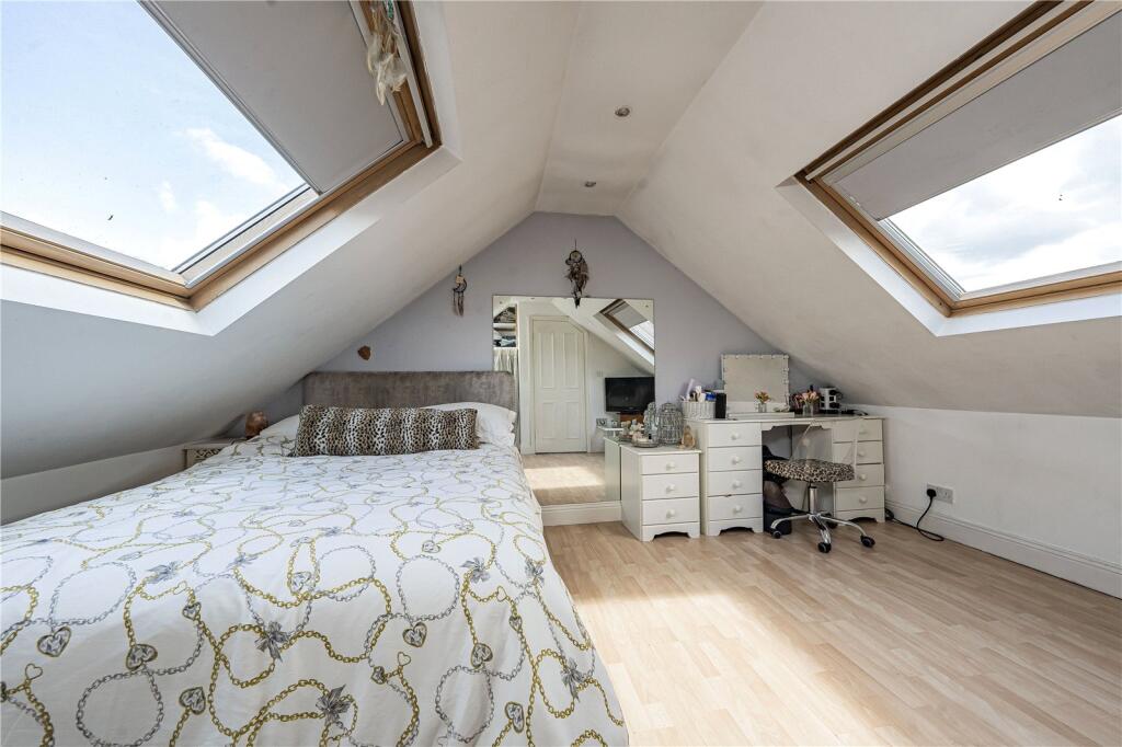 House in New Malden - More