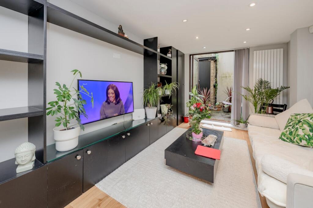 House in London, Lancaster West Estate, Notting Hill - View 2