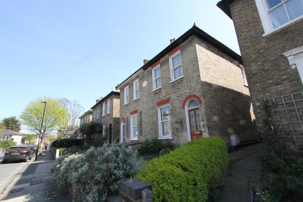 3-bed semi-detached on Nightingale Road, London, £650,000