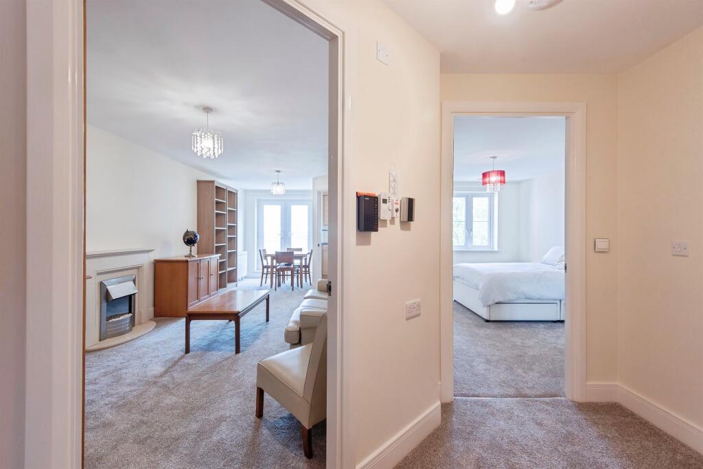Goodes Court, Royston photo 3