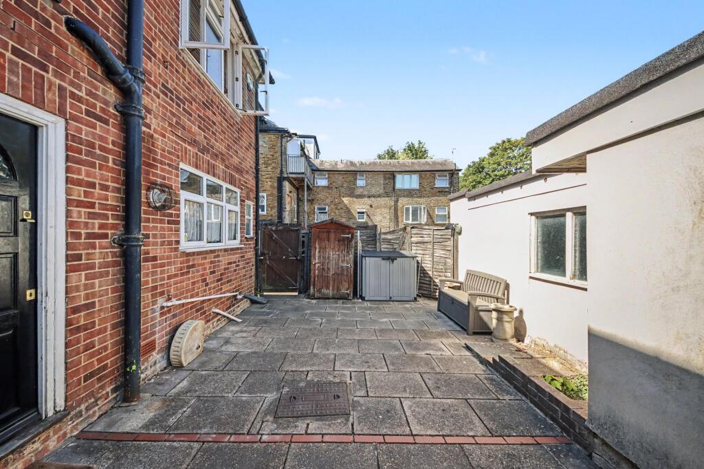 Apartment in Watford - View 5
