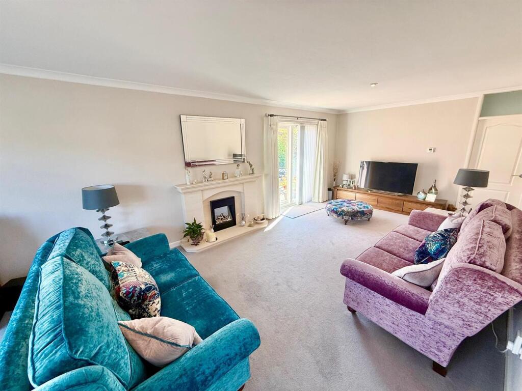 House in Macclesfield, Cheshire East - More
