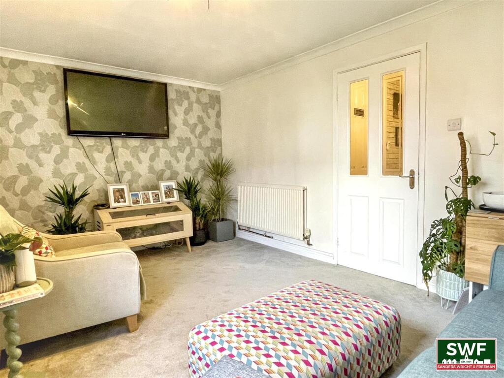 Apartment in Wolverhampton, Fallings Park - View 3