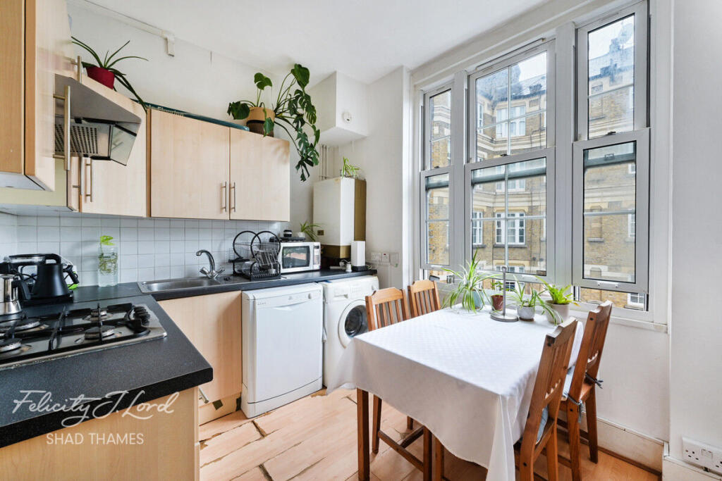 Apartment in London, St Olave's Estate, The Borough - More