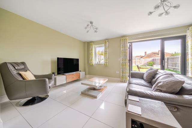House in Thatcham, West Berkshire - More