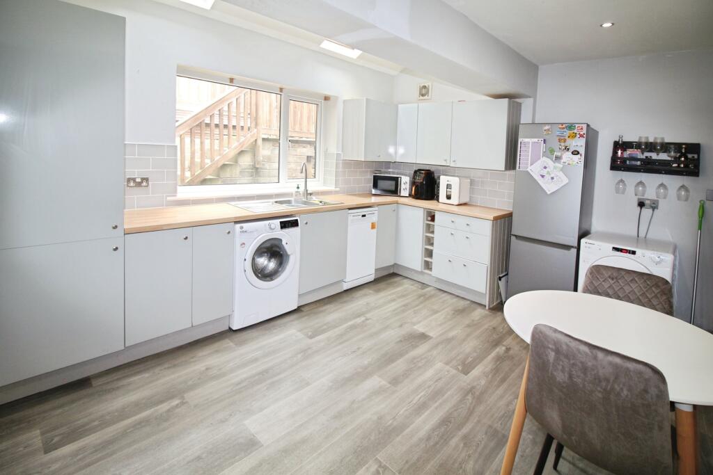House in Kirklees, Thornhill Edge, Thornhill Lees - View 3
