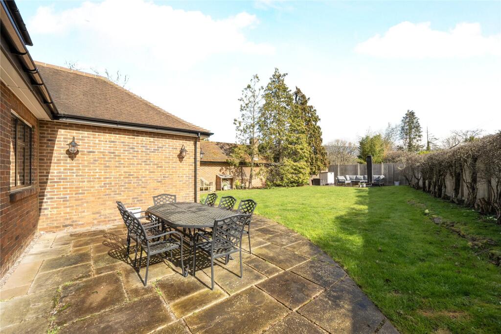 Oak Grange Road, West Clandon, Surrey, GU4 photo 3