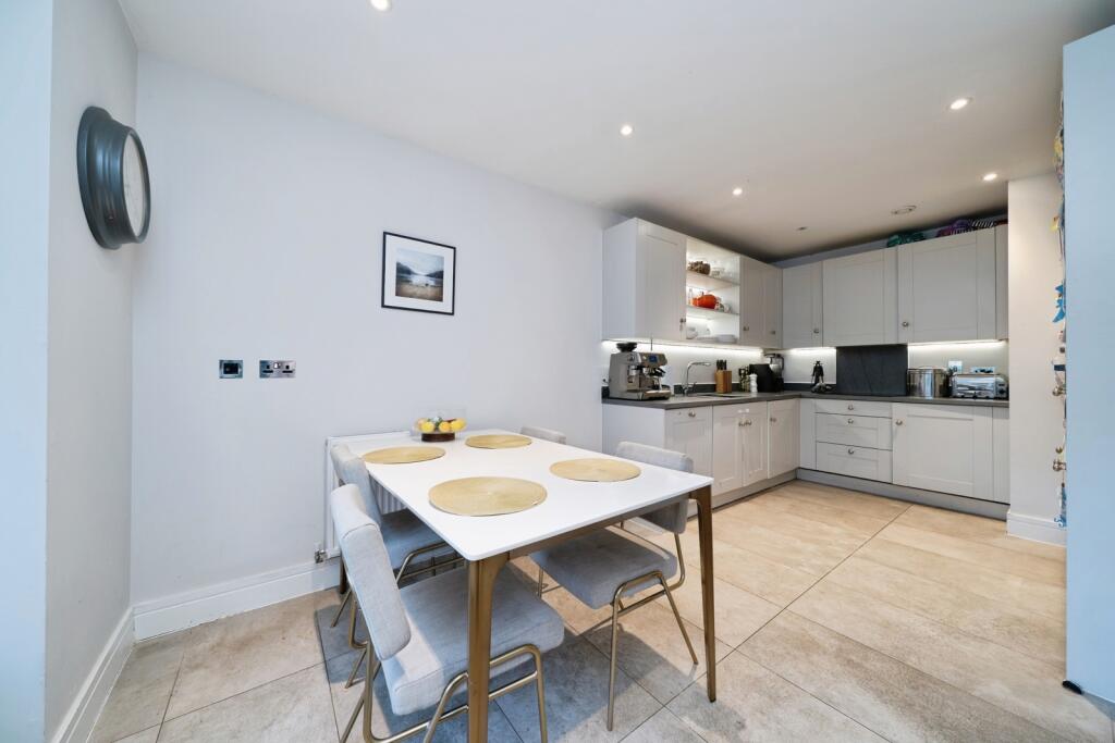 Consort Drive, Leatherhead, Surrey, KT22 photo 4