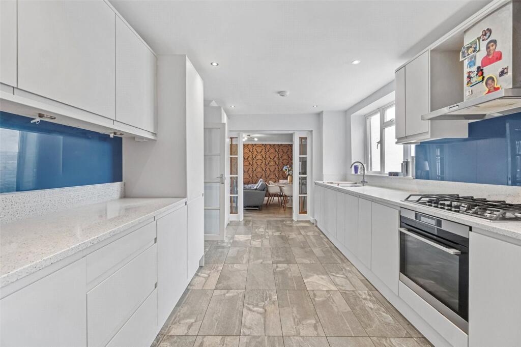 House in London, Hampton Hill - More