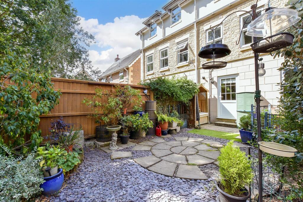 4-bed house on Hornbeam Square, Ryde, Isle of Wight, £300,000
