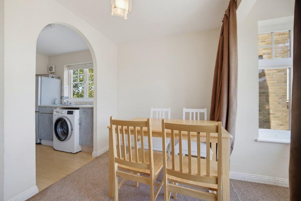 Apartment in London, Hounslow West - More