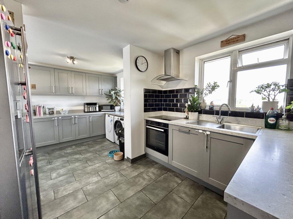Sycamore Drive, Yeovil, BA20 photo 3