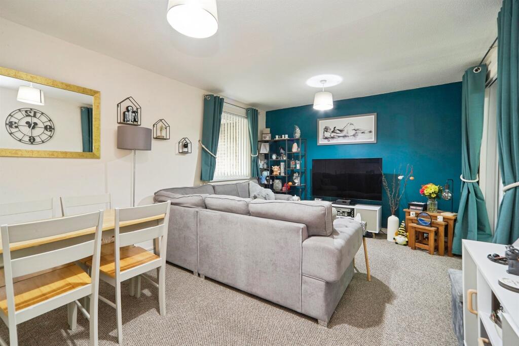 Frizley Gardens, BRADFORD photo 3