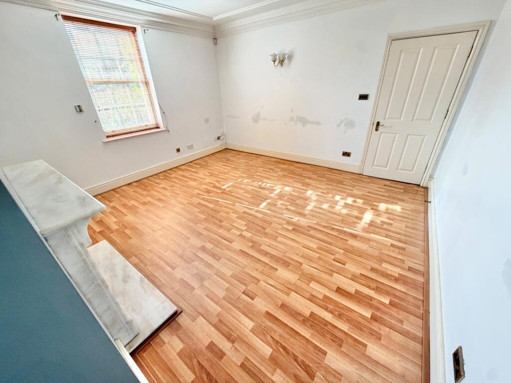 Apartment in Ellesmere Port, Wolverham - View 4