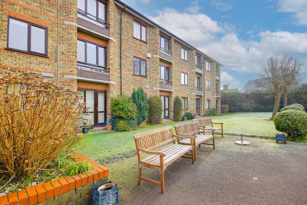 1-bed other on Gordon Hill, Enfield, £160,000