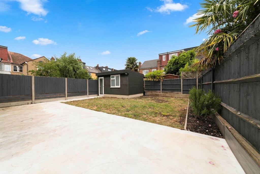 5 bedroom semi-detached house for rent