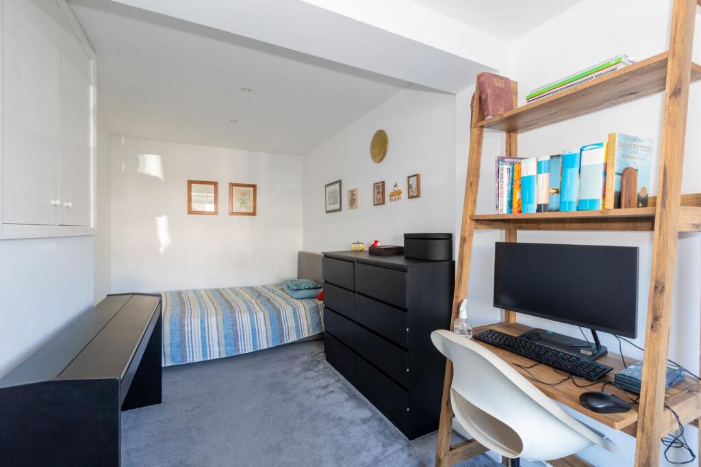 House in Maidenhead, Fishery - More