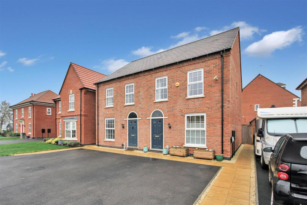 3-bed semi-detached on Redshank Close, Rushden, £315,000