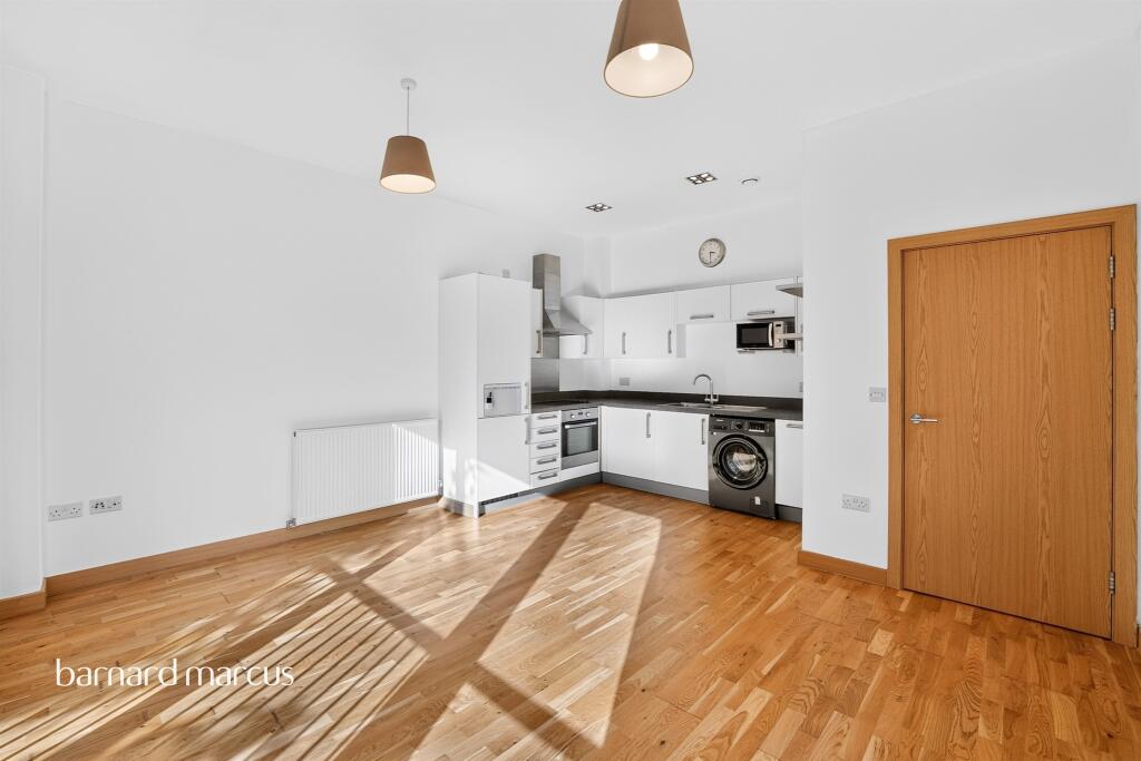 Apartment in Sutton - View 3