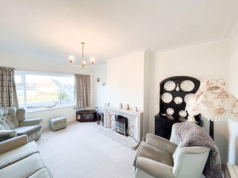 WELL PRESENTED BUNGALOW, NO CHAIN & OPEN TO OFFERS - Bleasdale Avenue, Poulton-Le-Fylde, FY6 7DT photo 2