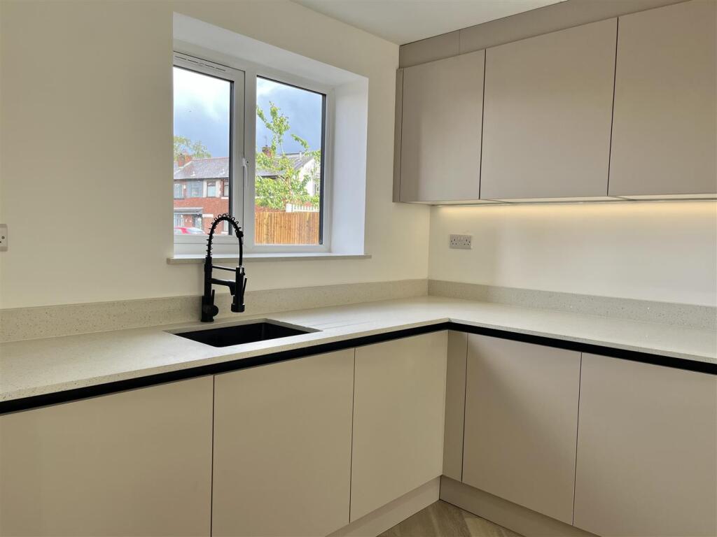 Gorse Hall Road, Dukinfield photo 4
