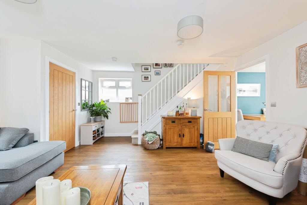 House in Sutton - View 3