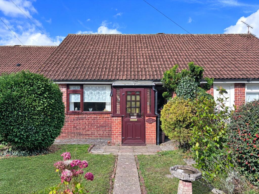 1-bed bungalow on Manor Close, Chard, Somerset, TA20, £150,000