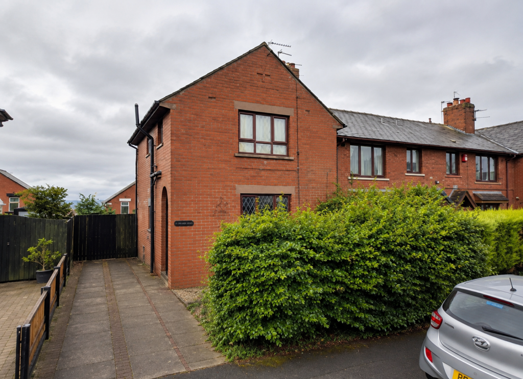 3-bed semi-detached on 19, Thirlstone Avenue, Moorside, £115,000