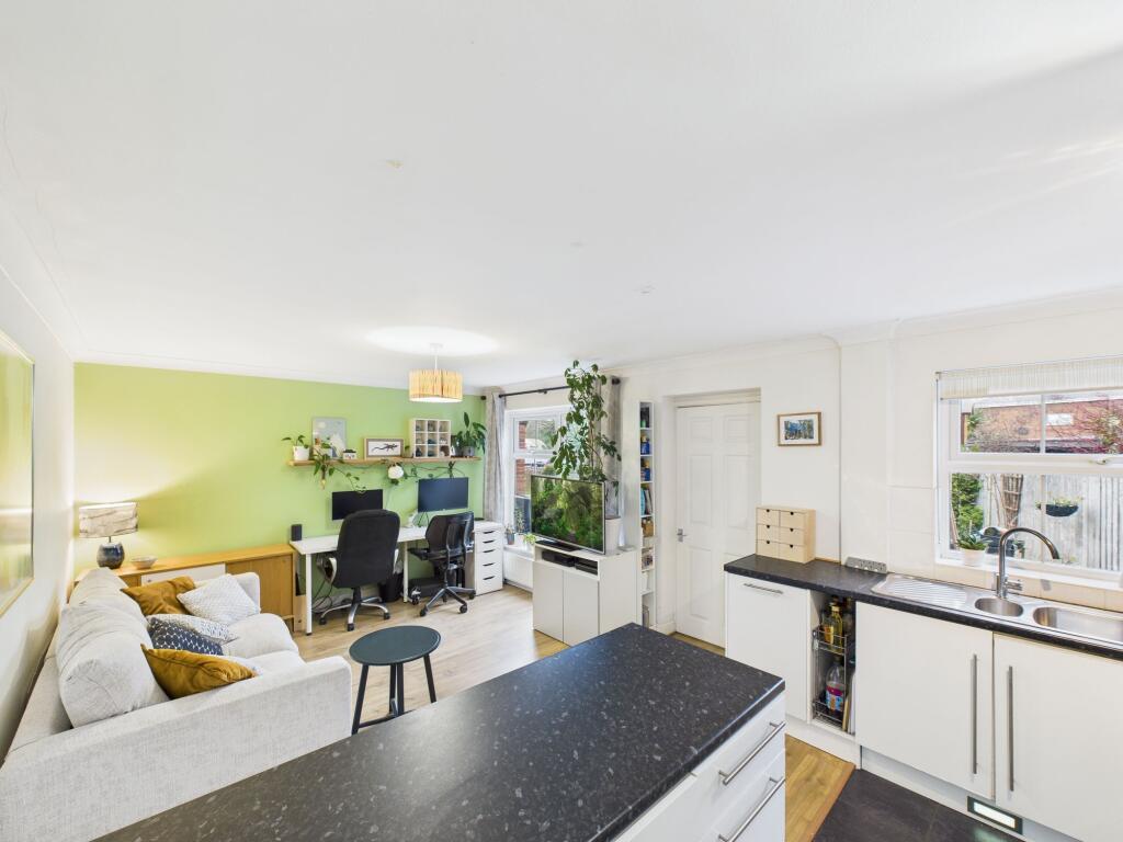 Apartment in Reading, Lower Earley, Earley - View 4