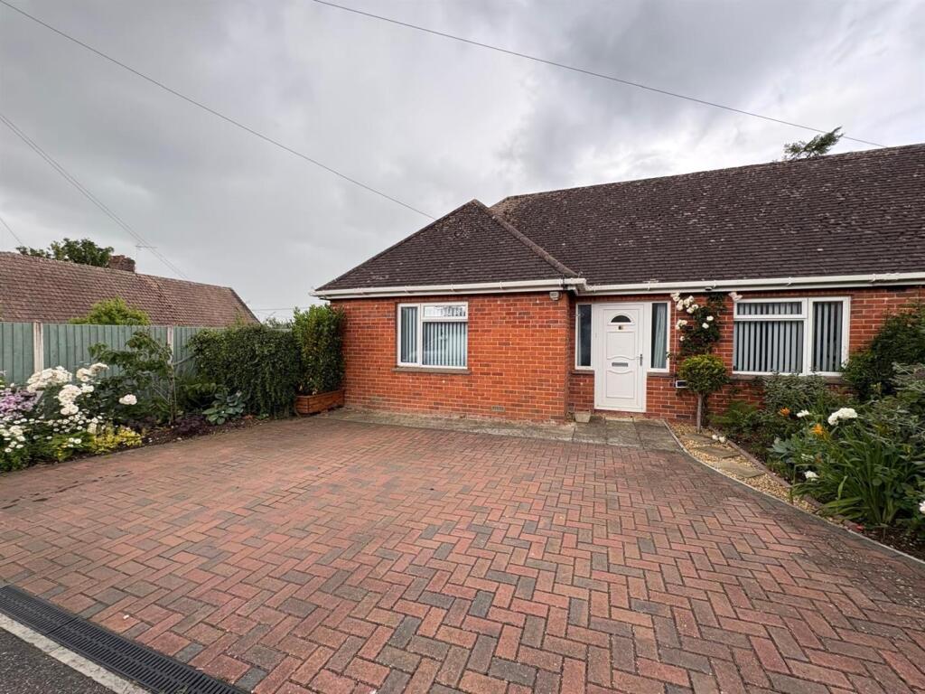 3-bed semi-detached on Alder Road, Sturminster Newton, £300,000
